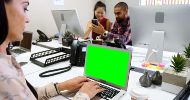 Ejecutivo Femenino Usando Ordenador Portátil Escritorio Oficina — Vídeos de Stock