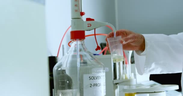 Střední Část Mužského Vědec Experimentuje Laboratoři — Stock video