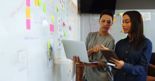 デジタル タブレットと のオフィスでラップトップを議論する幹部 — ストック動画