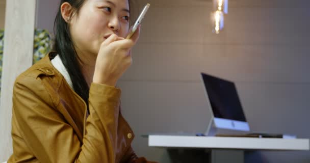 Ejecutivo Femenino Hablando Por Teléfono Móvil Cafetería Oficina — Vídeos de Stock