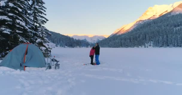 Turistas Tomando Una Selfie Cerca Tienda Paisaje Cubierto Nieve — Vídeo de stock