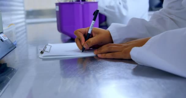 Лабораторний Технік Відзначив Вагу Кровоносних Пакетів Банку — стокове відео