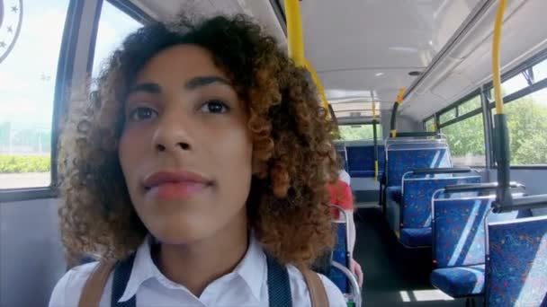 Крупный План Молодой Девушки Путешествующей Автобусе — стоковое видео