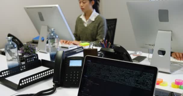 Şirket Yöneticileri Ofiste Bilgisayar Kullanırken Etkileşim — Stok video