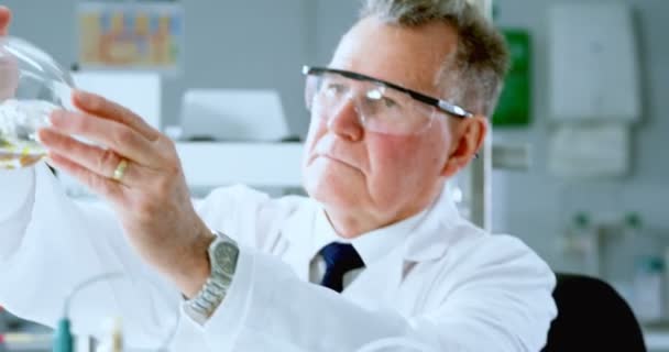 Pozorný Muž Vědec Experimentuje Laboratoři — Stock video