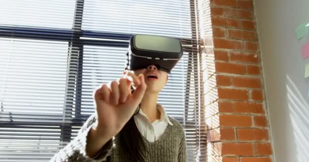 Γυναίκα Εκτελεστικό Χρησιμοποιώντας Σετ Κεφαλής Εικονικής Πραγματικότητας Στο Γραφείο — Αρχείο Βίντεο