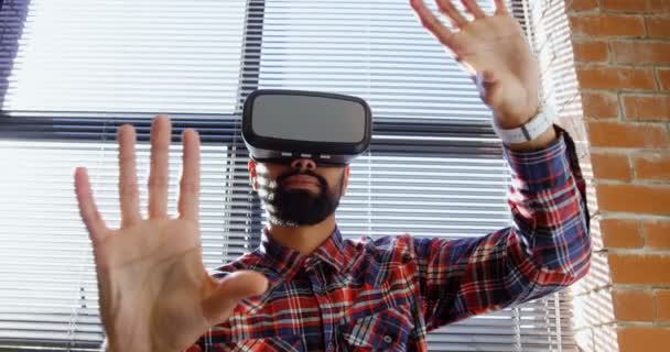 Männliche Führungskraft Mit Virtual Reality Headset Büro — Stockvideo