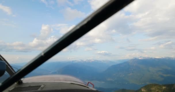 Vista Laterale Pilota Che Vola Aereo Sopra Montagna Innevata — Video Stock