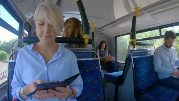 Viajeros Atentos Que Utilizan Dispositivos Multimedia Autobús — Vídeo de stock