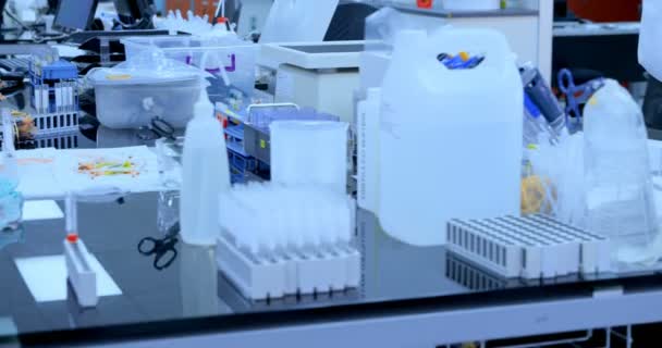 女性の科学者が研究室では の机の上の作業 — ストック動画