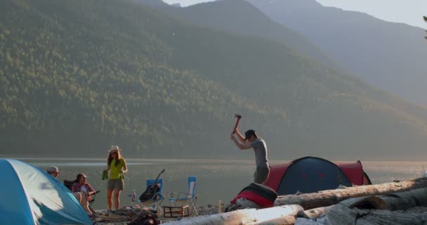 一群朋友露营在河岸附近在郊区4K — 图库视频影像