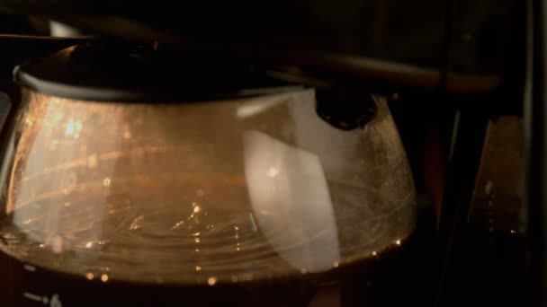 Γκρο Πλαν Καφέ Στο Γαλλικό Τύπο — Αρχείο Βίντεο