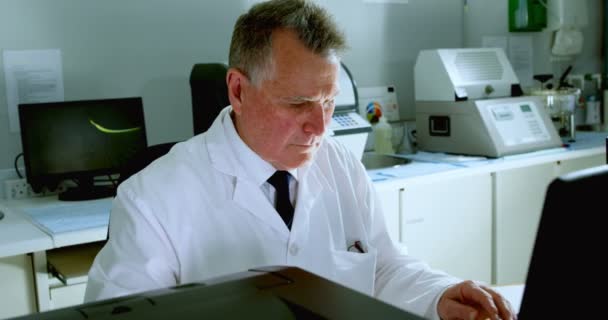 Homme Scientifique Travaillant Sur Bureau Dans Laboratoire — Video