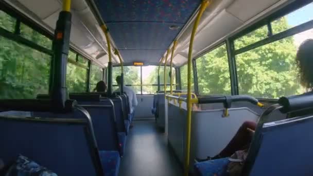 Όμορφη Γυναίκα Που Ταξιδεύουν Λεωφορείο — Αρχείο Βίντεο