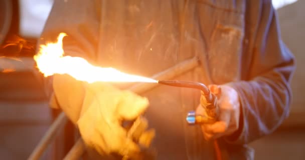 Éclairage Mécanique Brandissant Torche Dans Garage — Video