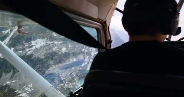 Achteraanzicht Van Pilot Vliegende Vliegtuigen Snowcovered Berg — Stockvideo