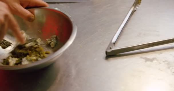 男性パン屋パン屋さん でパスタの準備の半ばセクション — ストック動画