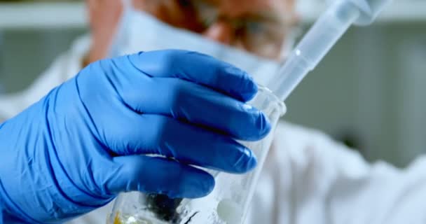男性の科学者が の研究室で実験のクローズ アップ — ストック動画