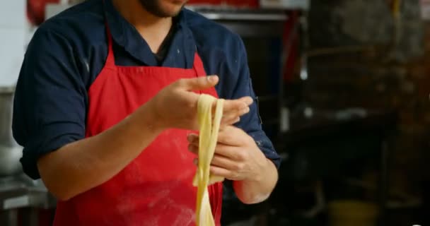 Uppmärksamma Manliga Bagare Förbereda Pasta Bageriet — Stockvideo