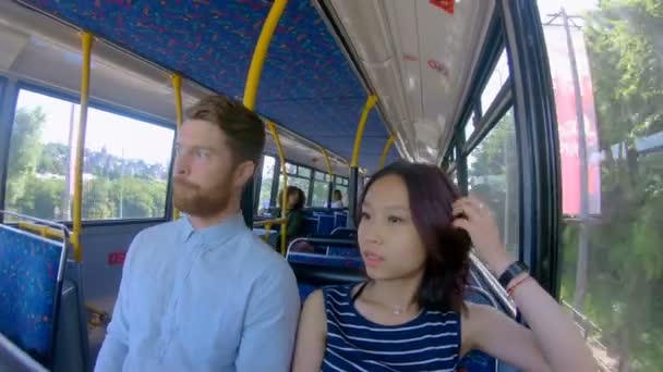 乘坐4K 公共汽车旅行的年轻夫妇 — 图库视频影像