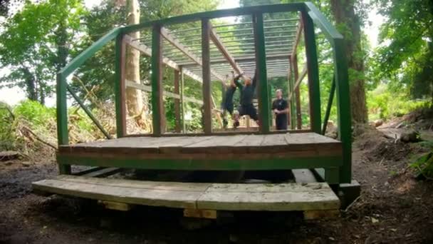 Ajuste Homens Escalando Barras Macaco Acampamento Inicialização — Vídeo de Stock