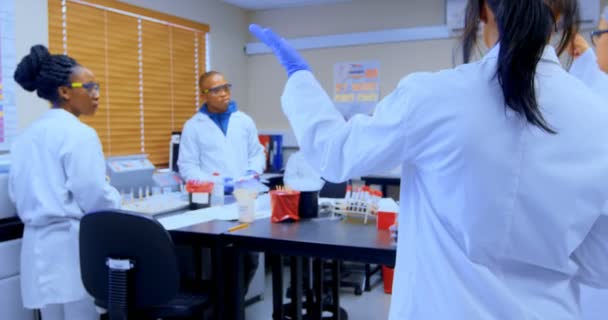 Equipe Cientistas Interagindo Uns Com Outros Laboratório — Vídeo de Stock