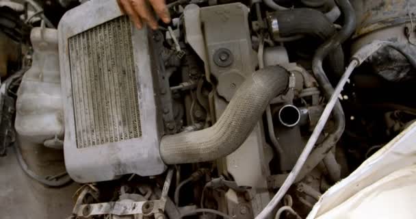 メカニック修理ガレージ で車を固定のオーバーヘッド — ストック動画