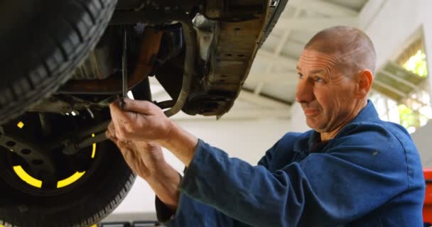 Mecánico Examinando Coche Garaje Reparación — Vídeos de Stock