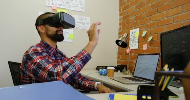 Männliche Führungskraft Mit Virtual Reality Headset Büro — Stockvideo