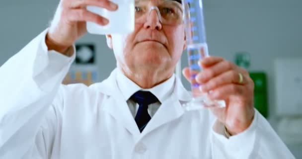 Внимательный Ученый Мужчина Экспериментирует Лаборатории — стоковое видео