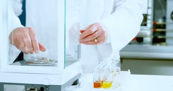 Sección Media Del Científico Masculino Experimentando Laboratorio — Vídeos de Stock