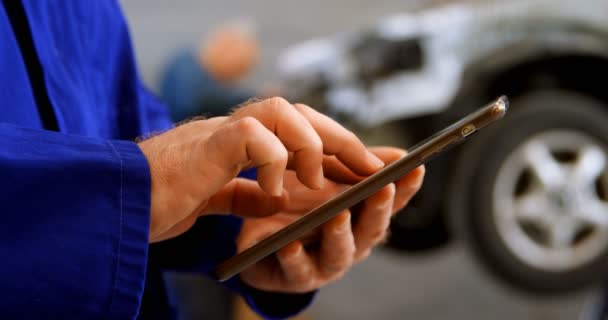 Close Van Mechanic Digitale Tablet Met Garage — Stockvideo