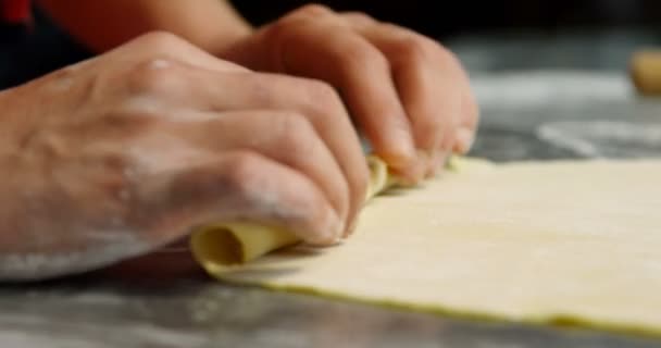 Γκρο Πλαν Του Αρσενικό Baker Κυλώντας Ζύμη Στο Φούρνο Κατάστημα — Αρχείο Βίντεο