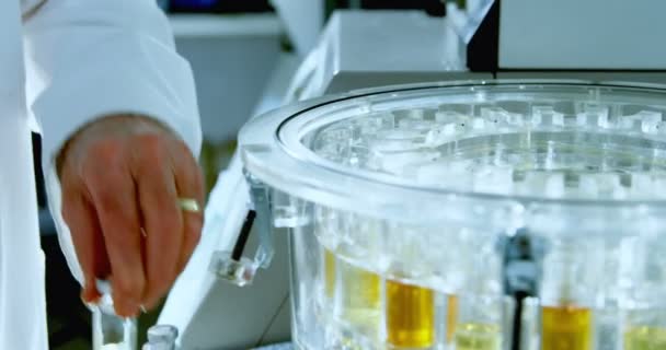 Mannelijke Wetenschapper Verwijderen Van Medische Flesjes Van Centrifuge Laboratorium — Stockvideo