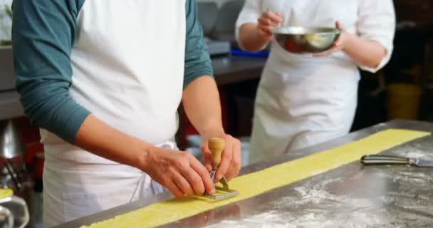 男性と女性のパン屋ベーカリー ショップ でパスタ生地にラビオリのスタンプを使って — ストック動画