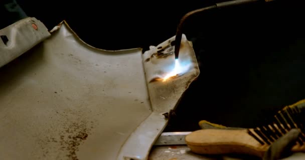 Mécanicien Utilisant Torche Manœuvre Sur Une Pièce Voiture Garage Réparation — Video