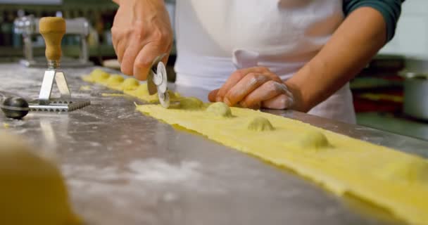 Detail Mužské Baker Použitím Krájecí Kolečko Těstoviny Těsto Pekárně Obchodě — Stock video