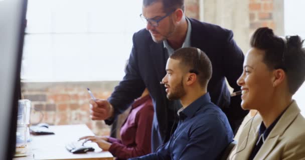 Vista Lateral Ejecutivos Que Trabajan Escritorio Oficina — Vídeos de Stock