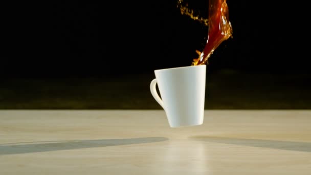 Kaffee Auf Weißem Boden Verschüttet — Stockvideo