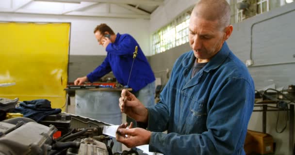 Mécanicien Examinant Une Voiture Garage Réparation — Video