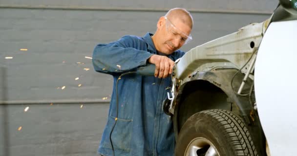 Mechanic Using Grinding Machine Car Repair Garage — Stock Video