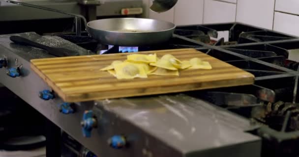 Pozorný Muž Baker Příprava Těstovin Pekárnu — Stock video