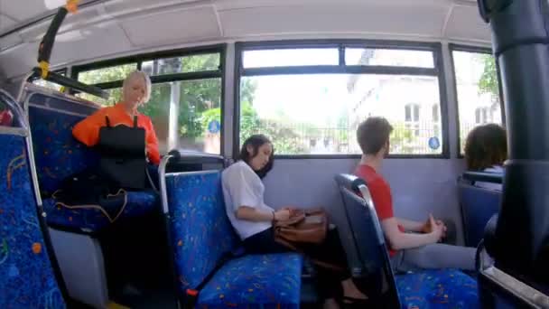 Seitenansicht Von Pendlern Bus — Stockvideo