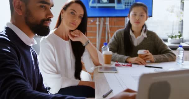 Ofiste Arkadaşları Konferans Içinde Laptop Üzerinde Tartışırken Oda — Stok video