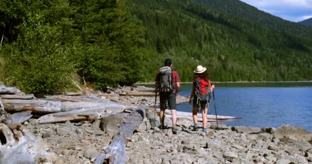 Nehir Kenarında Hiking Uzun Yürüyüşe Çıkan Kimse Çiftin Arkadan Görünüş — Stok video