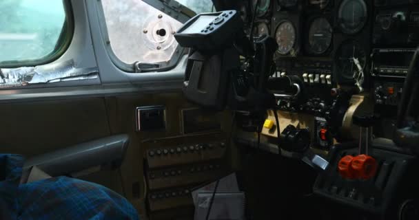 のコックピットに航空機のダッシュ ボードのクローズ アップ — ストック動画