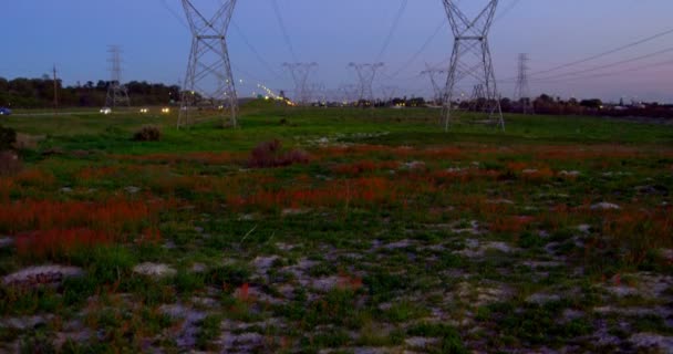 Postes Eléctricos Alto Voltaje Durante Puesta Del Sol Campo Por — Vídeos de Stock