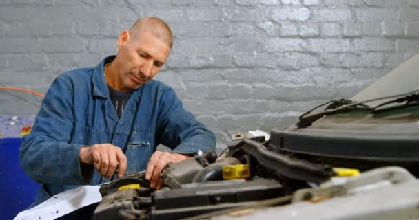 Mecânico Reparação Motor Carro Garagem — Vídeo de Stock