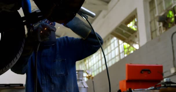 Mekanik Bir Araba Garajında Wielding Meşale Kullanarak Düşük Açılı Görünüş — Stok video