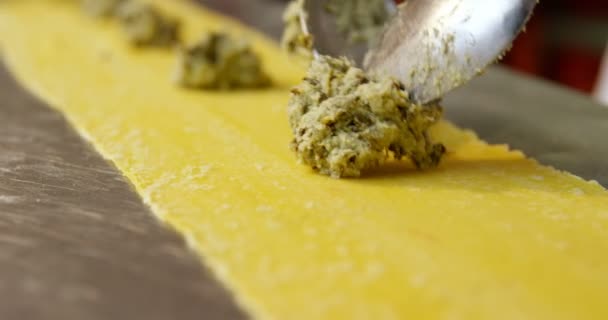 Mužské Baker Dávat Ingredience Těstoviny Těsto Pekárně Obchodě — Stock video